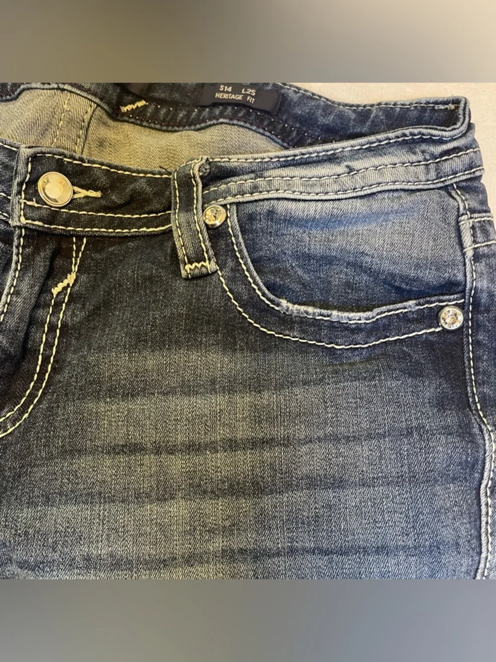 Vigoss Women's 14 Mid-Rise Medium Wash Heritage Fit Jean Capris Distressed Y2K